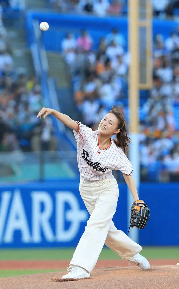 モデルの鈴木美羽がヤクルト―巨人戦で始球式　途中で思わず投球動作を止めるボーク？ノーバン投球はならず