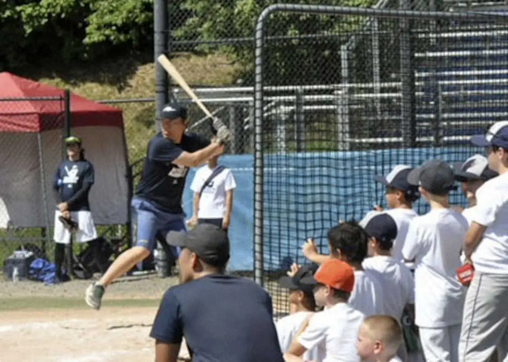 松井秀喜氏　ニューヨーク市近郊で3年ぶり野球教室　豪快な“柵越え”も披露