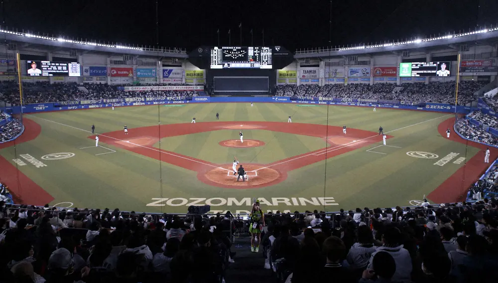 ロッテ―日本ハム戦　野手3人が強風で打球見失う“珍プレー”　ネットも驚き「プロ野球で初めて見た」