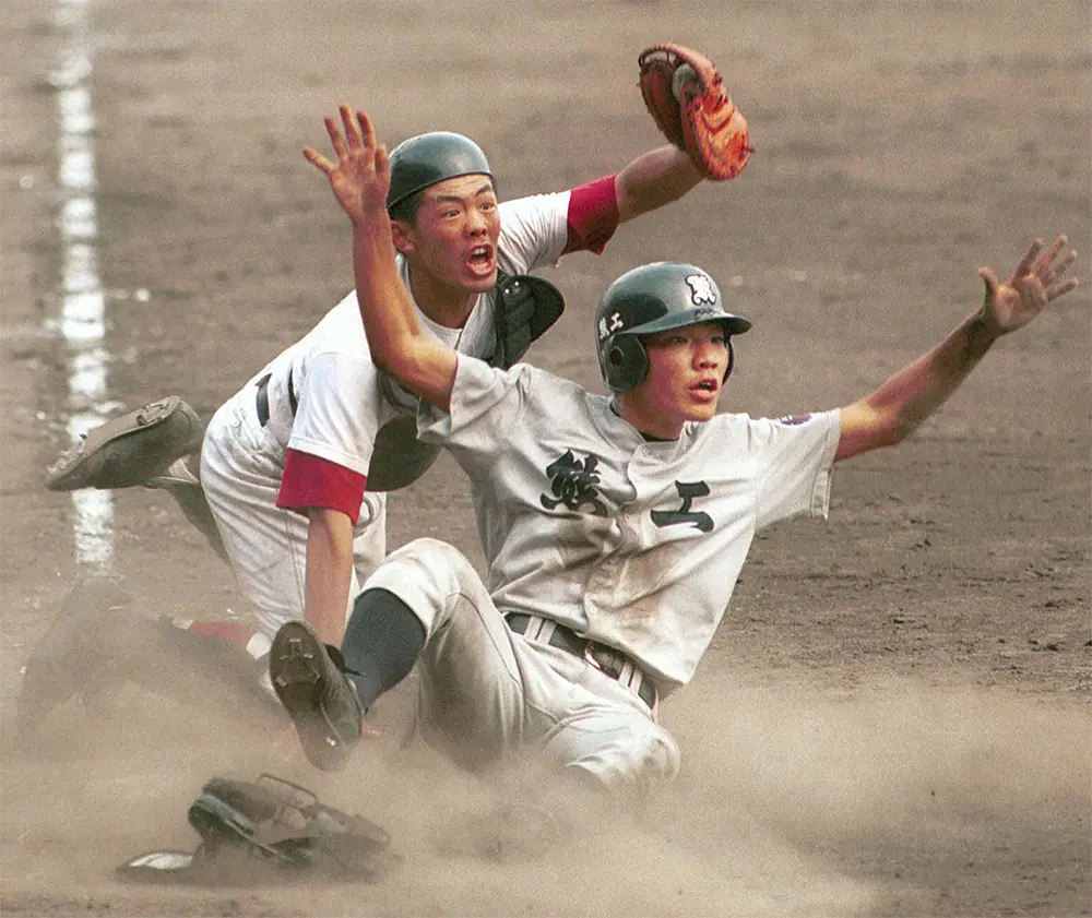96年、第78回全国高校野球選手権大会決勝延長10回1死満塁、熊本工・本多の右翼への飛球を松山商・矢野が好返球し、三塁走者・星子（右）はアウトに（捕手・石丸）