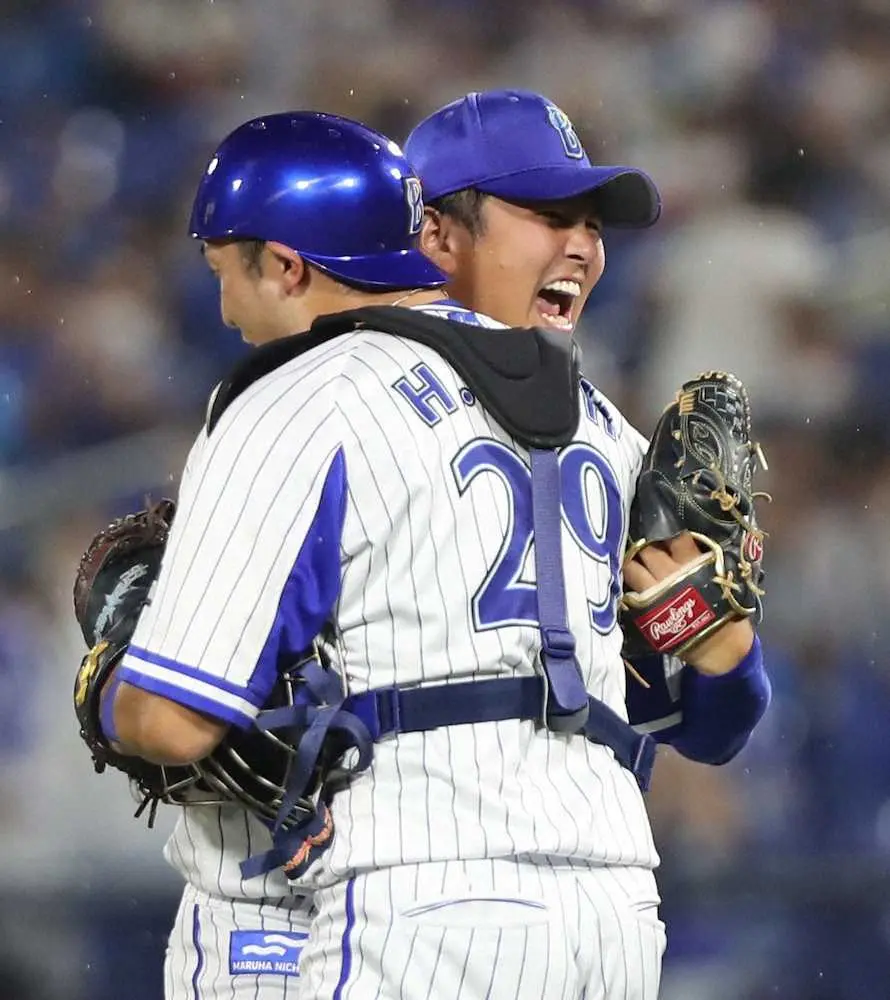 【画像・写真】DeNAプロ野球歴代3位タイ本拠地16連勝決めた代打・伊藤光「よし、やってやるぞと」山崎と雄叫びハグ