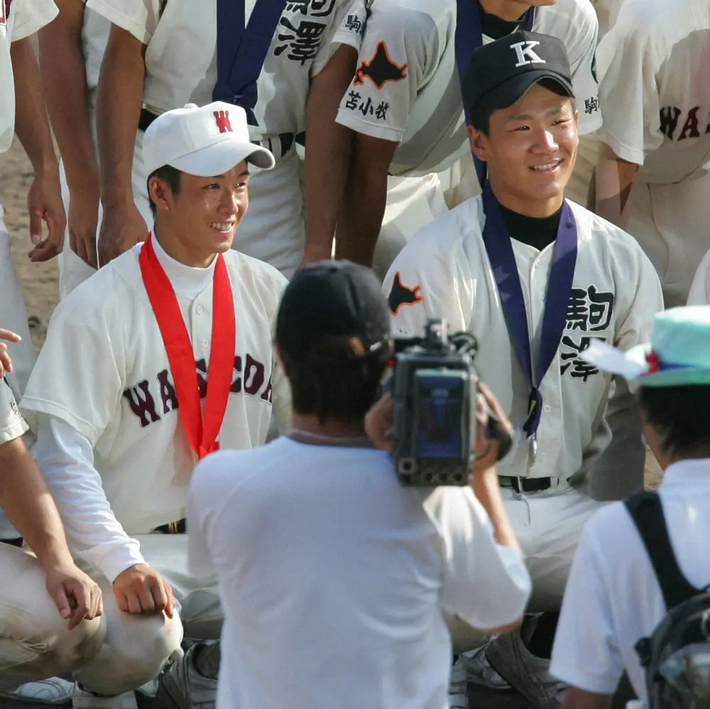 決勝を戦い、笑顔で記念写真に収まる早稲田実業の斎藤佑樹（左）と駒大苫小牧の田中将大