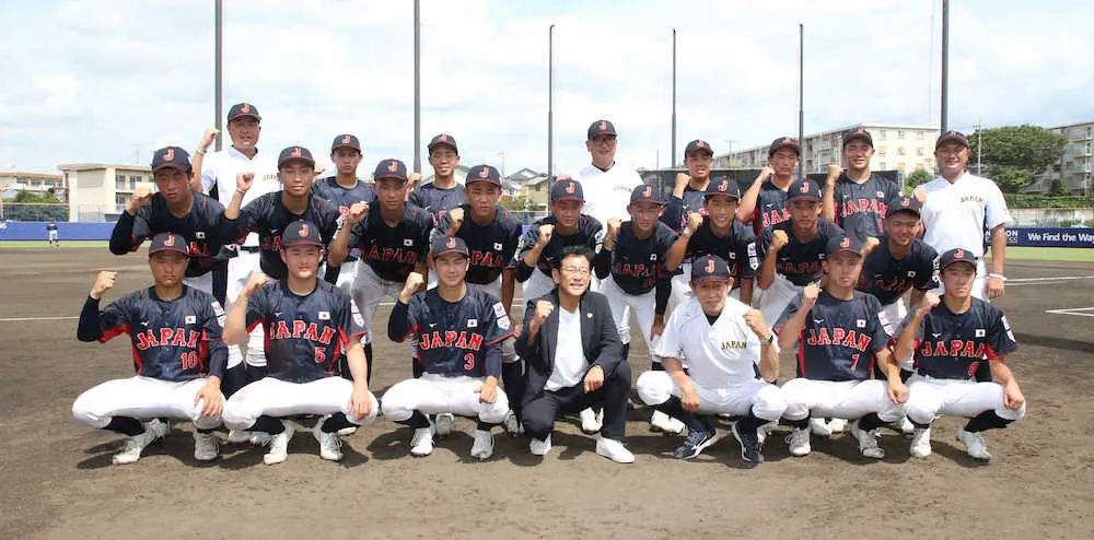 U－15野球日本代表の選手たちと集合写真撮影に納まる栗山監督（前列中央）と鹿取監督（前列右から3人目）（撮影・西海健太郎）