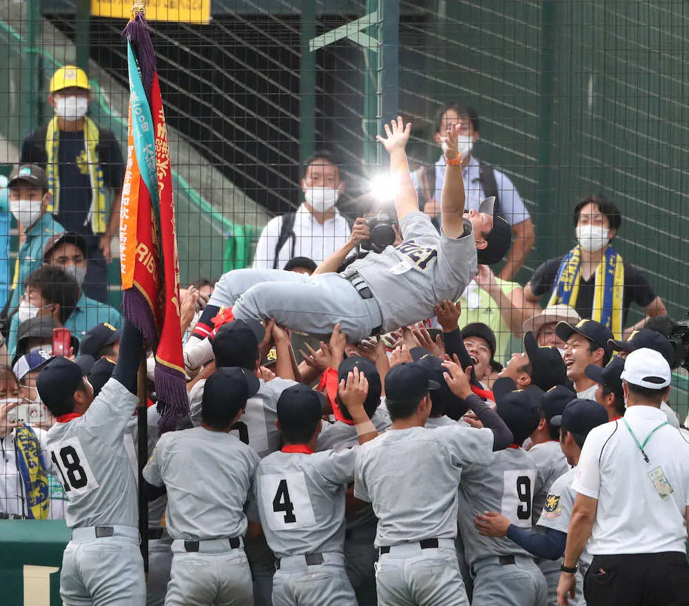 仙台育英・須江監督の家族もアルプス席で歓喜　8歳長男「僕も野球頑張る」