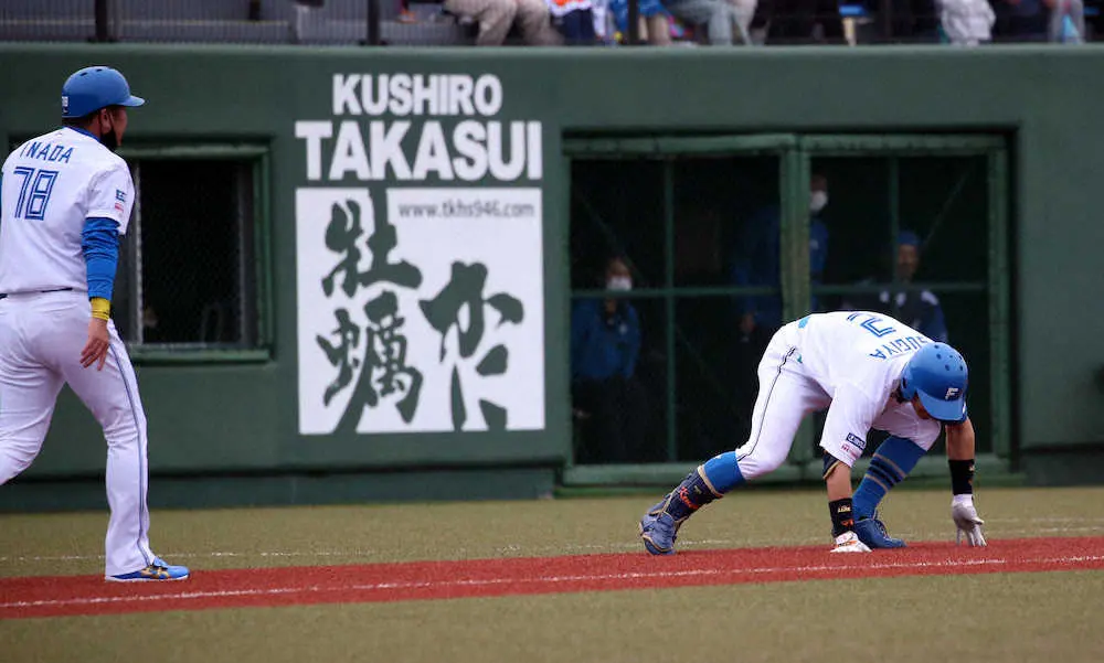 日本ハム杉谷　ランニング本塁打は幻に…足がもつれて三塁タッチアウト　新庄監督&選手たちは苦笑い