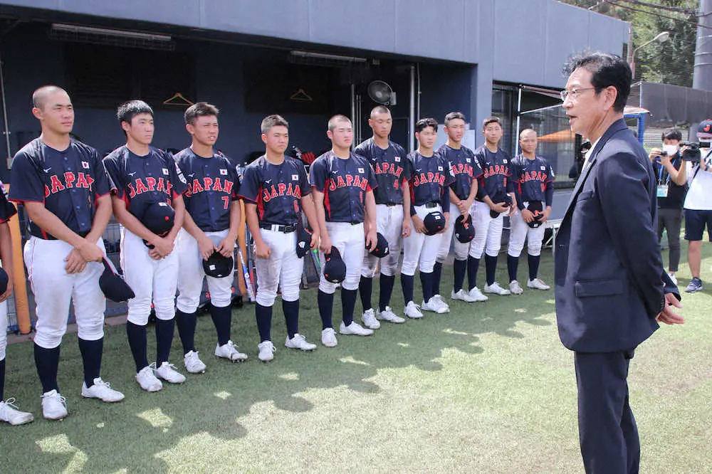 U－15野球日本代表の選手たちを激励する栗山監督（右）（撮影・西海健太郎）