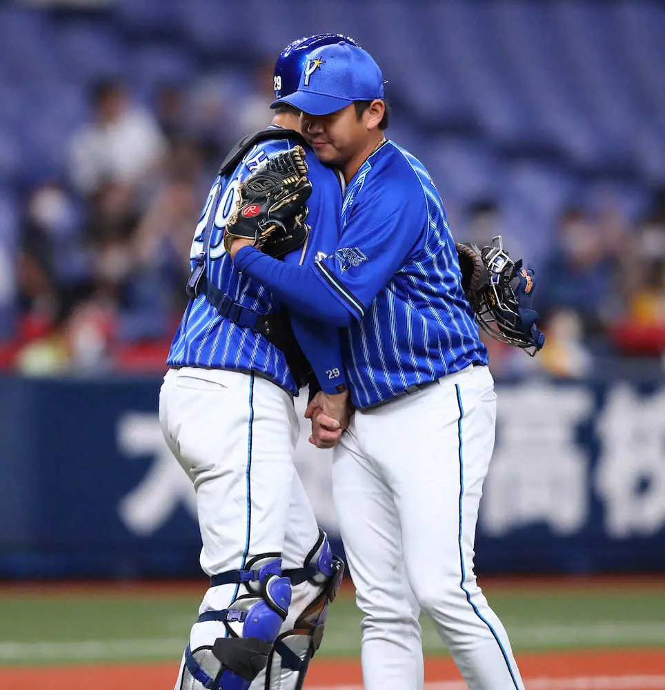 【画像・写真】DeNA山崎　大魔神超え史上最年少200S「優勝を目指して頑張っていきたい」今季30Sで8連勝