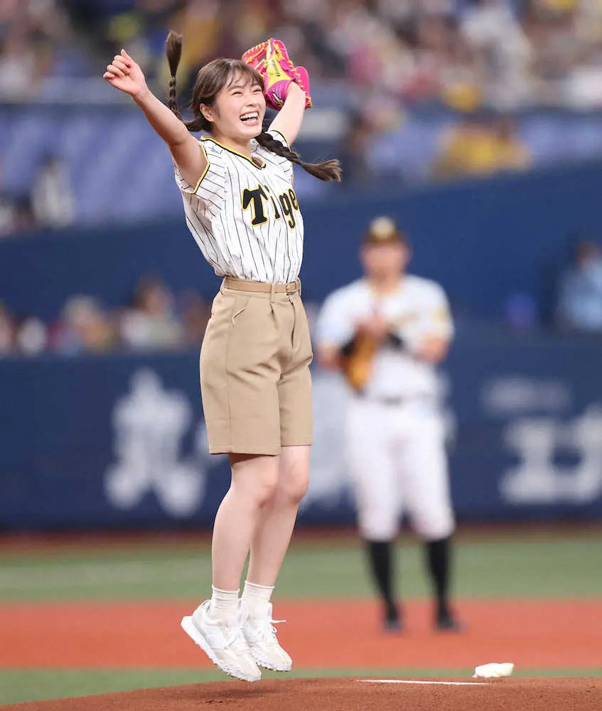 ＜神・D＞始球式でノーバウンド投球を披露し、跳びはねて喜ぶNMB48の渋谷凪咲（撮影・北條　貴史）　