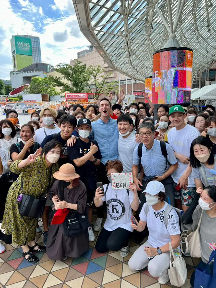 東京ドーム前に集まった日本のファンと交流するベン・バーランダー氏（Flippin' Bats Podcast公式ツイッターから）　