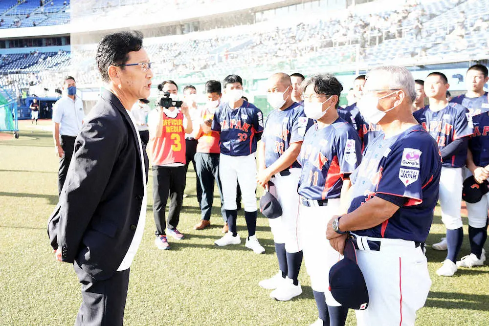 侍ジャパン栗山監督が壮行試合視察　高校代表を激励「楽しいと思えば思うほど、いい野球になっていく」