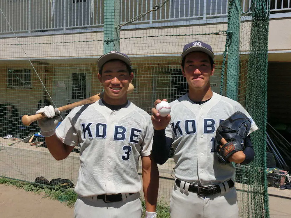 ＜近畿学生野球＞神戸大・丹波（右）と斎藤