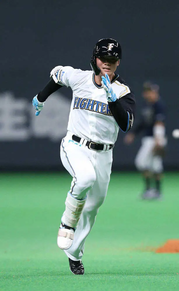 日本ハム・清宮「新BIGBOSS打法」快音　2死満塁で小指1本分バット短く持ち三塁打