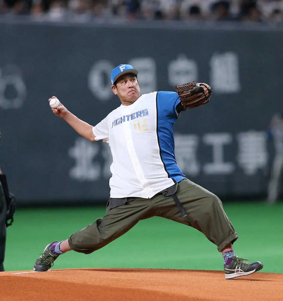 宇梶剛士が日本ハム戦で始球式　中学野球の後輩・木田2軍監督のユニホームで登板