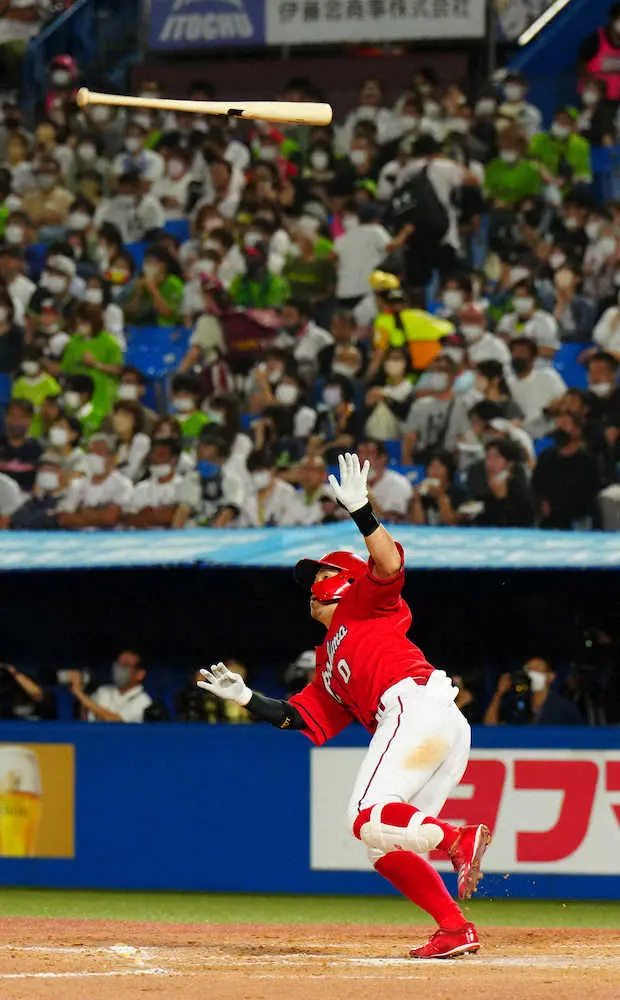 広島・上本が10年目でプロ初本塁打　豪快なバット投げを披露　トレンド入りし「おめでと～」