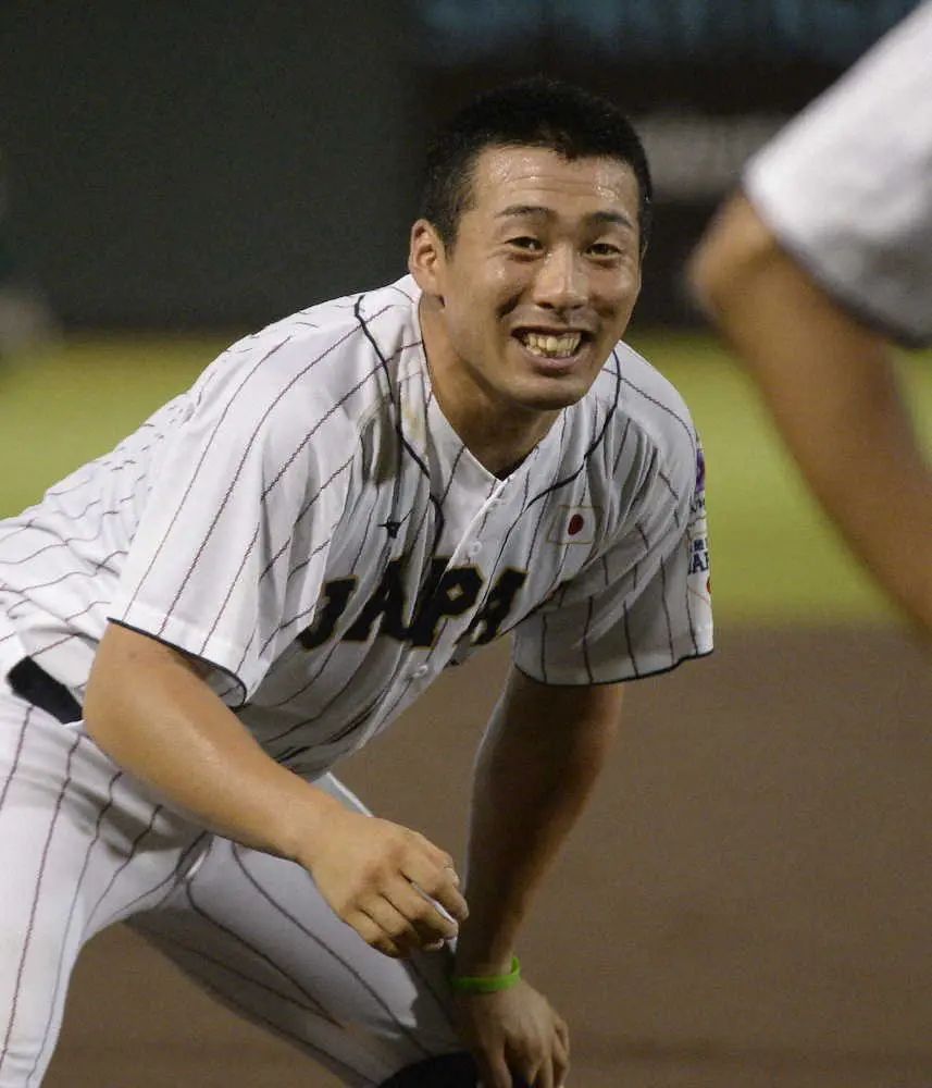 ＜日本・オーストラリア＞2回、三塁上で笑みを浮かべる浅野翔吾
