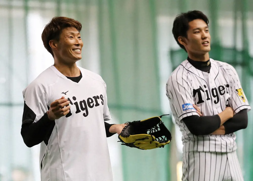 2017年の阪神宜野座キャンプで、藤浪晋太郎投手（右）と談笑する糸井嘉男外野手