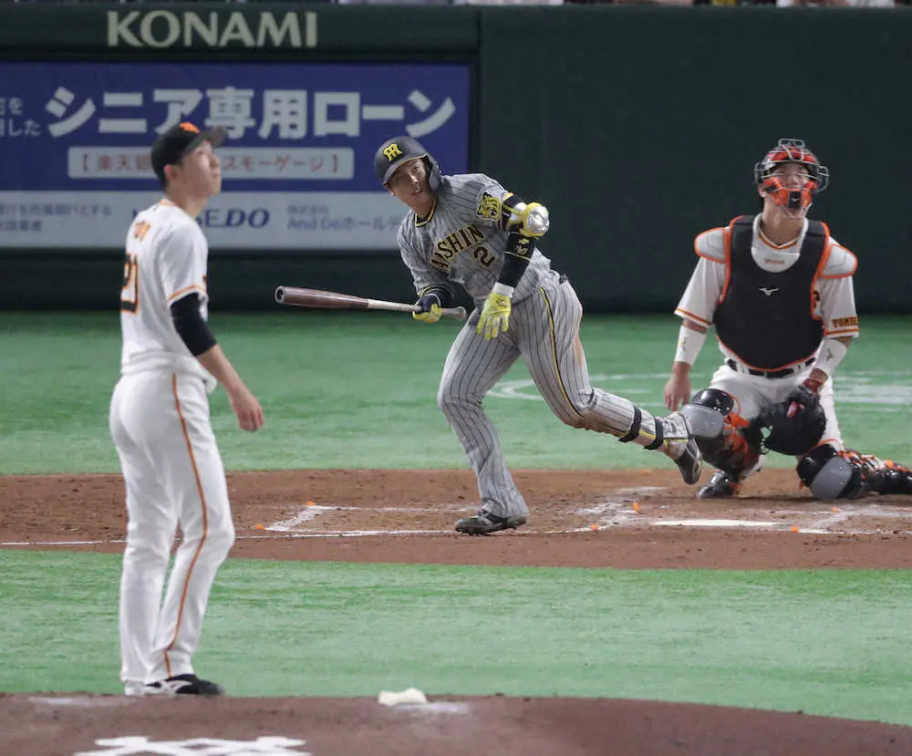8月3日の巨人戦で戸郷から本塁打を放つ阪神・梅野