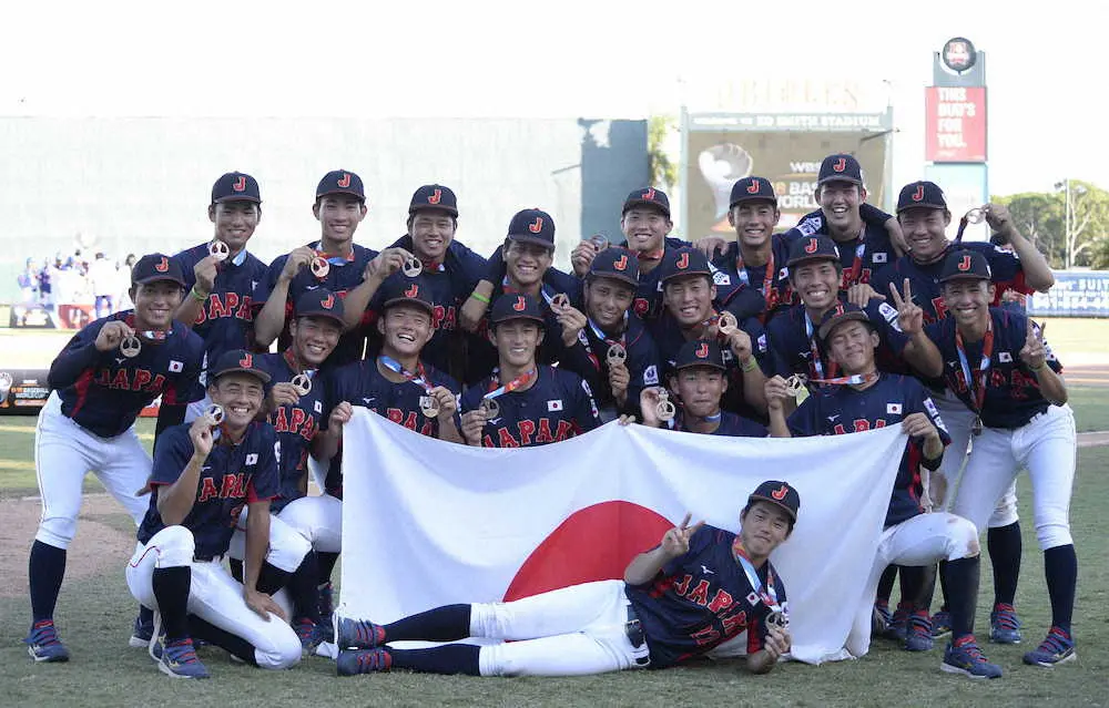 ＜韓国・日本＞日の丸を掲げて銅メダルを見せる日本代表