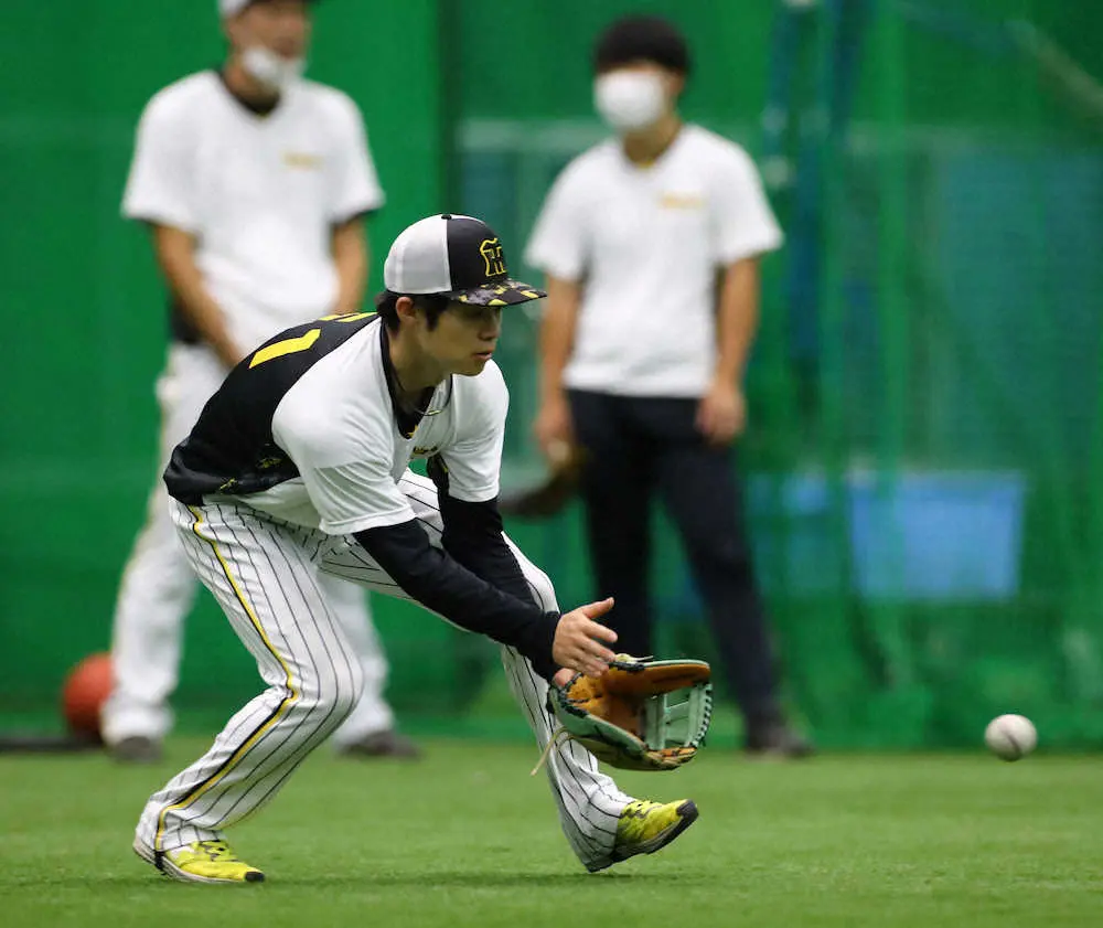 阪神・中野　矢野監督と「1試合でも長く一緒にやりたい」　前夜の2失策の反省で守備練習
