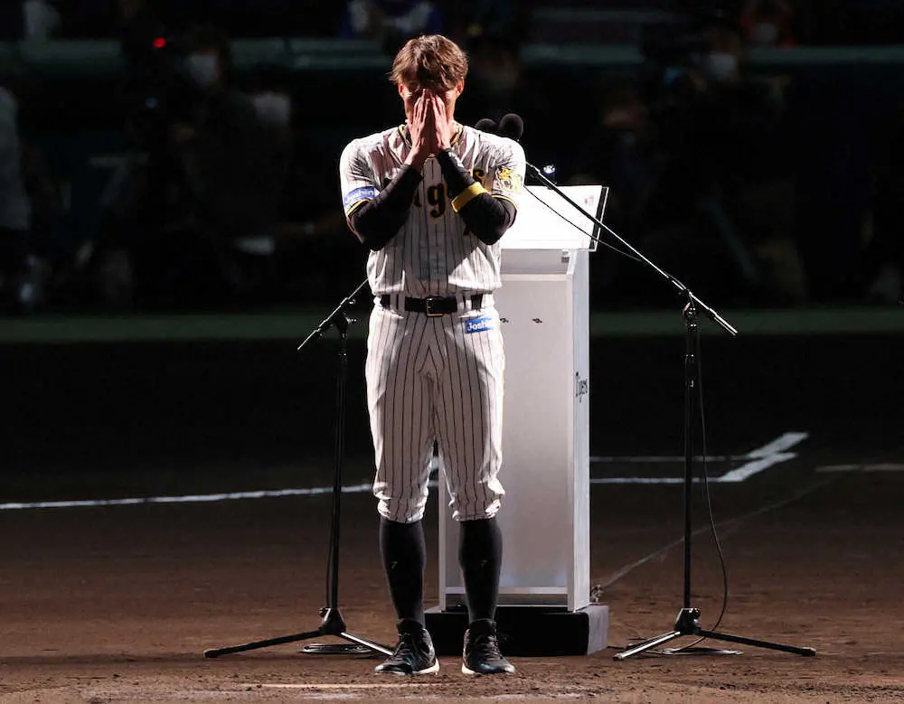 引退試合の阪神・糸井　セレモニーでは涙こらえ「甲子園ありがとう」「でも超人伝説はまだまだ続きます」