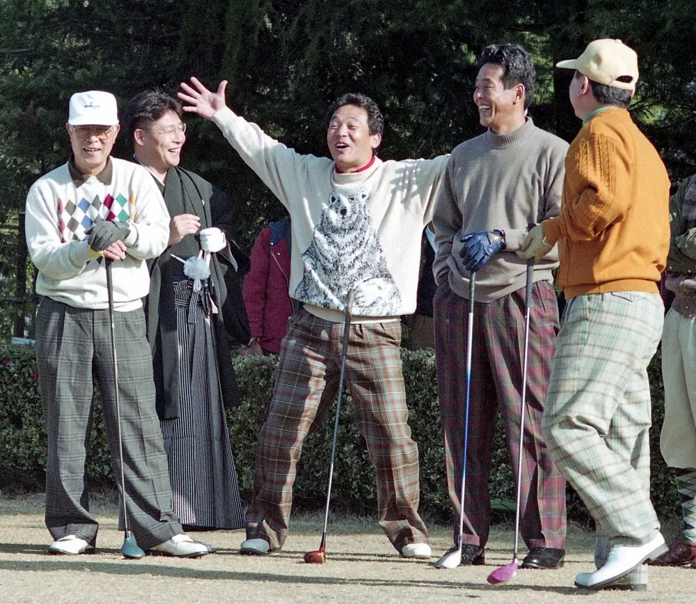ゴルフのテレビ収録中、当時の日本ハム・大沢監督（左）、村田兆治（右）とともに大はしゃぎの落合。落合らしいウェアも面白い