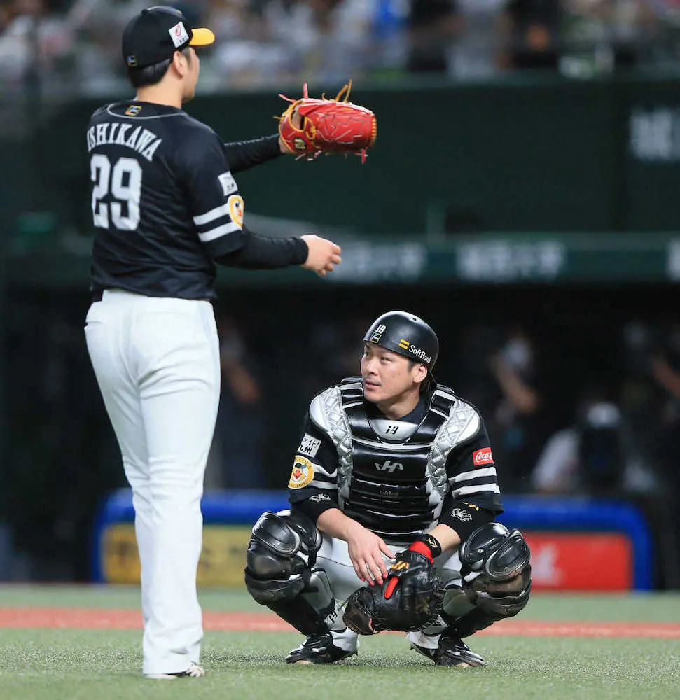 ＜西・ソ＞5回、源田の送りバントの打球を二塁へ悪送球した甲斐（右）（撮影・尾崎　有希）