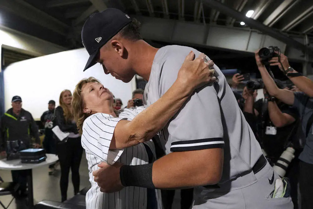 61号本塁打を放ったヤンキース・ジャッジは試合後、母パティさんとハグで快挙を喜ぶ（AP）
