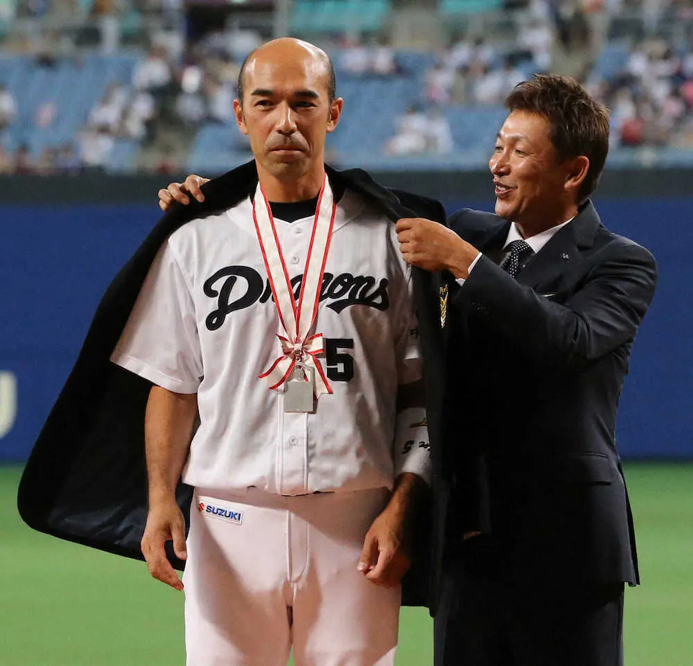 通算2000安打を達成し、OBの立浪和義氏（右）から名球会ブレザーを贈られる和田一浩外野手