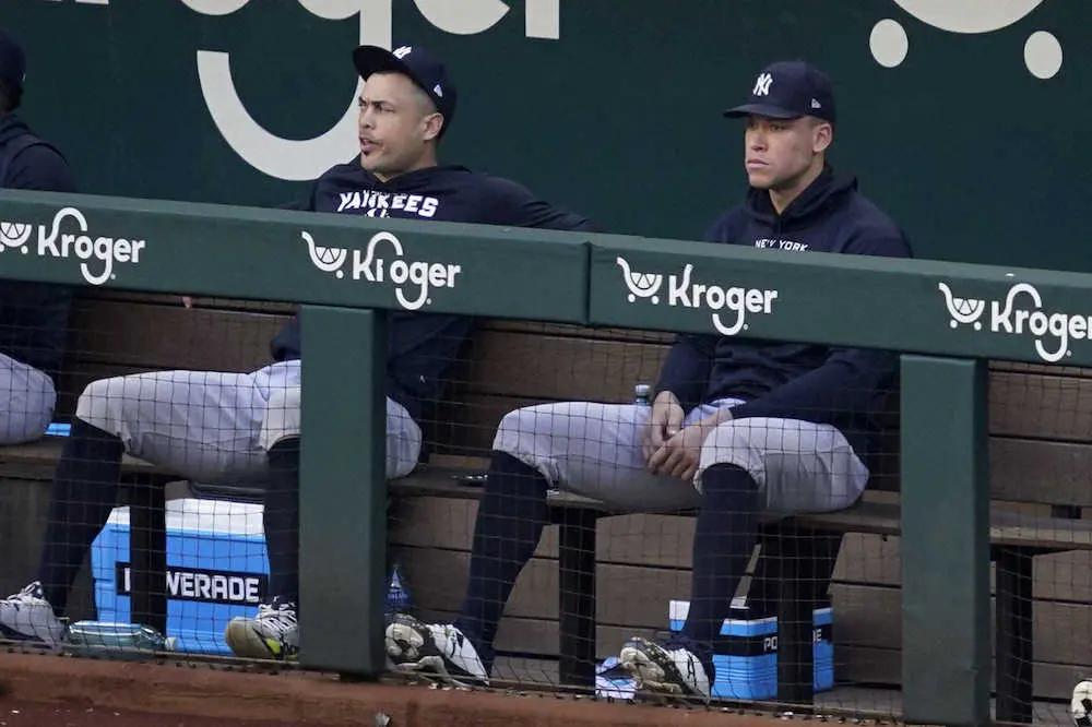 ベンチで試合を見るヤンキースのジャッジ（右）とスタントン（AP）
