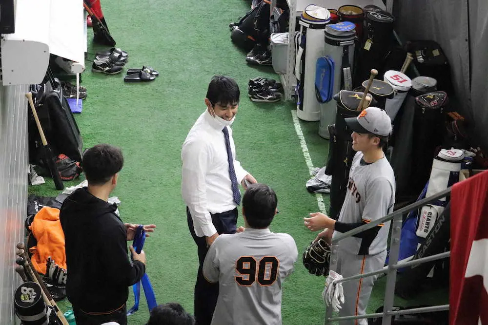 巨人・井納、桜井、勝俣がジャイアンツ球場訪れナインにあいさつ　3選手とも現役続行希望　
