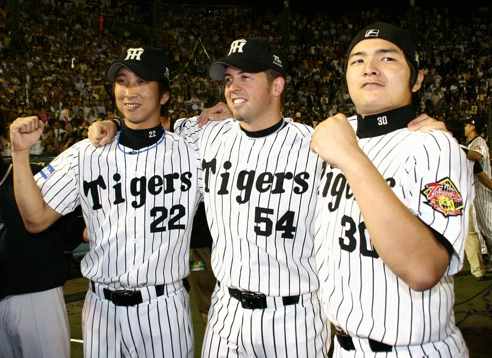 2005年にリーグ優勝を達成し、記念撮影する（左から）阪神の藤川球児投手、ジェフ・ウィリアムス投手、久保田智之投手