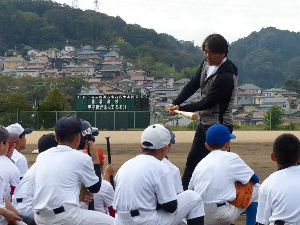 松井秀喜氏　母校の星稜グラウンドで野球教室「目標を持ちながら頑張って」日本での開催は4年ぶり