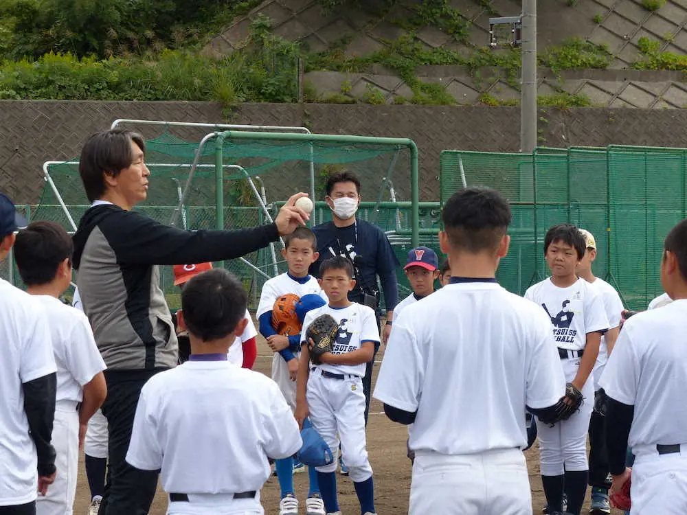 野球教室でボールの投げ方を指導する松井秀喜氏（撮影・大林　幹雄）