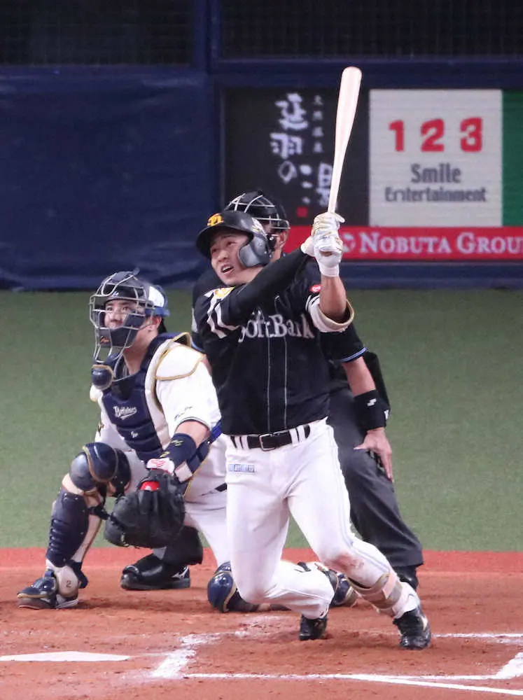 パCSファイナル＜オ・ソ＞7回、野村勇は右越えにソロ本塁打を放つ（撮影・奥　調）