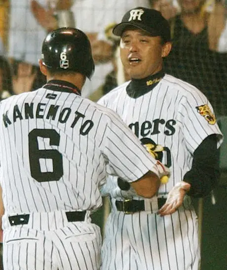 04年7月、逆転3ラン放った金本（左）を迎える岡田監督
