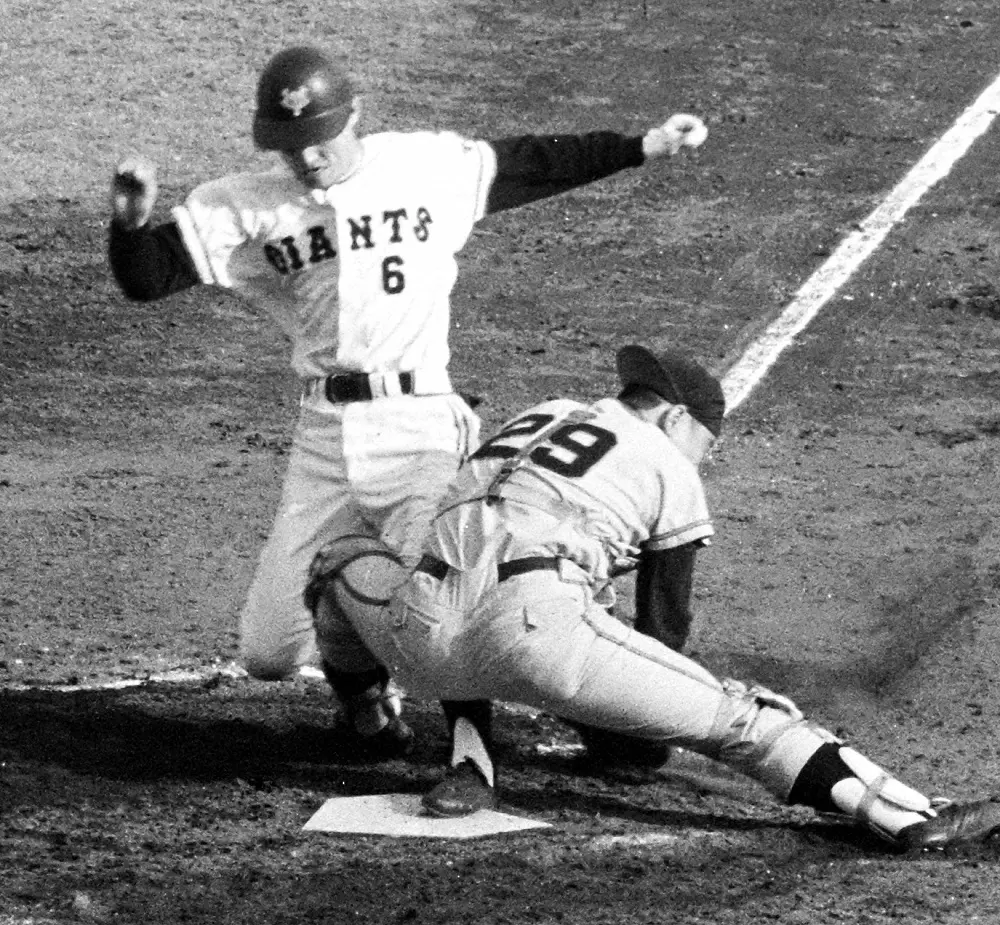 1969年、カメラは捉えていた――。４回無死一、三塁、長嶋が三振も、重盗を敢行。捕手・岡村が二塁送球の間に三走・土井が本塁突入。岡村のブロックの間から左足でホームを踏み生還