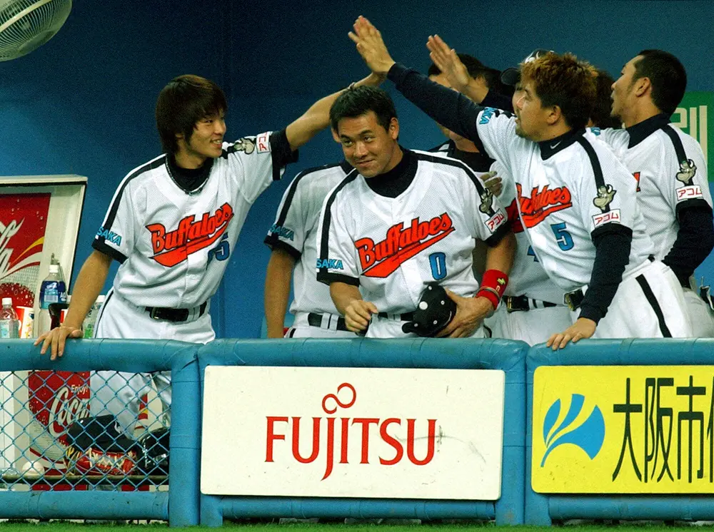 プロ初先発初勝利を挙げた大阪近鉄バファローズ・近藤一樹投手（左）は、中村紀洋内野手（右）らナインの祝福を受ける