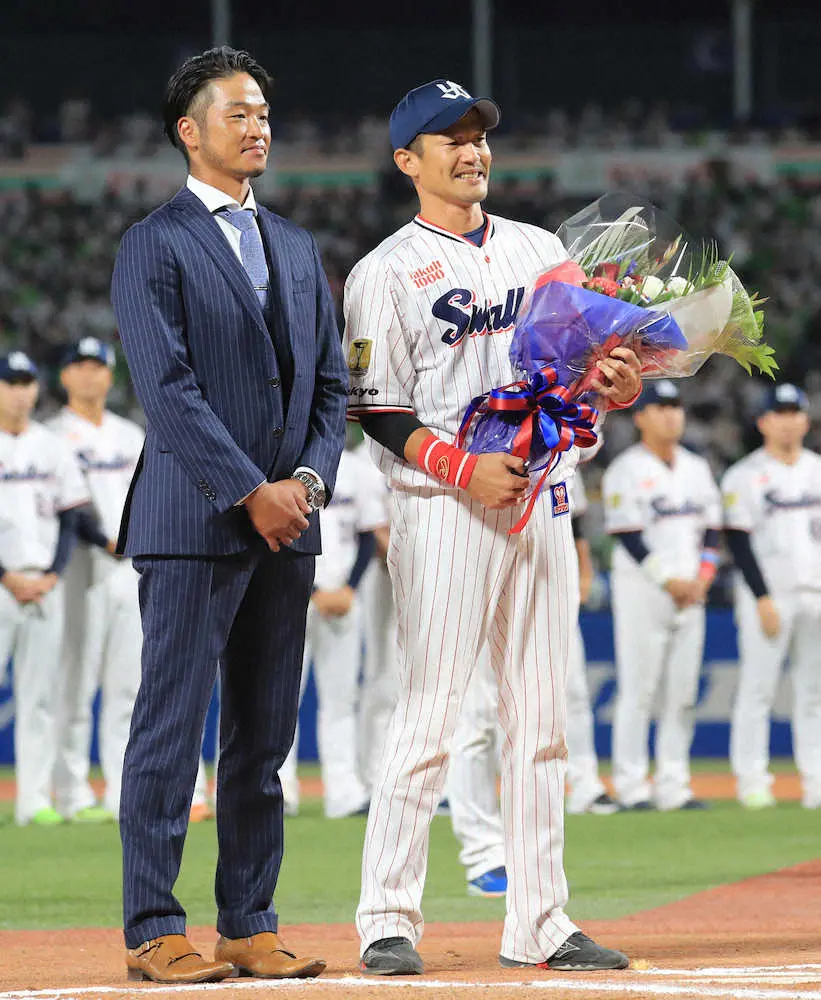 10月3日の引退試合に、花束を持って訪れた近藤一樹氏（左）と坂口