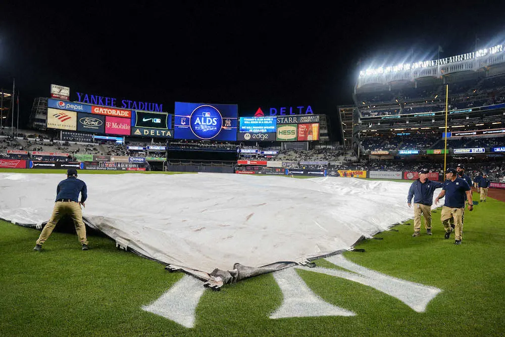 降雨を受け、シートが敷かれるヤンキースタジアム（AP）