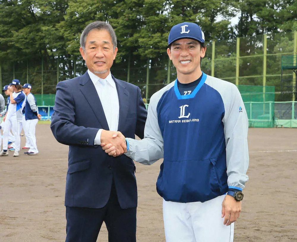 西武・辻前監督　秋季練習訪れあいさつし松井新監督らと握手「外からライオンズを応援したい」