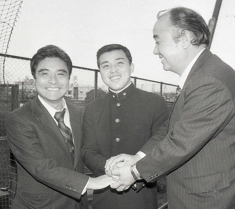 1979年11月27日、阪神から1指名を受け、笑顔の岡田彰布