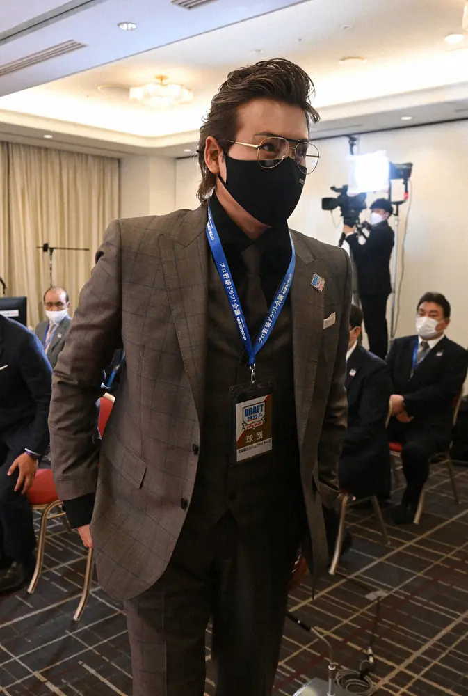 【ドラフト会議】新庄監督　シックなスーツに大きなメガネ姿で登場　指揮官として初参加