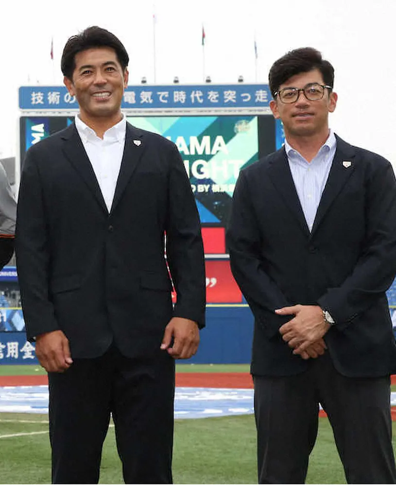 21年、侍ジャパンの稲葉監督（左）と建山コーチ