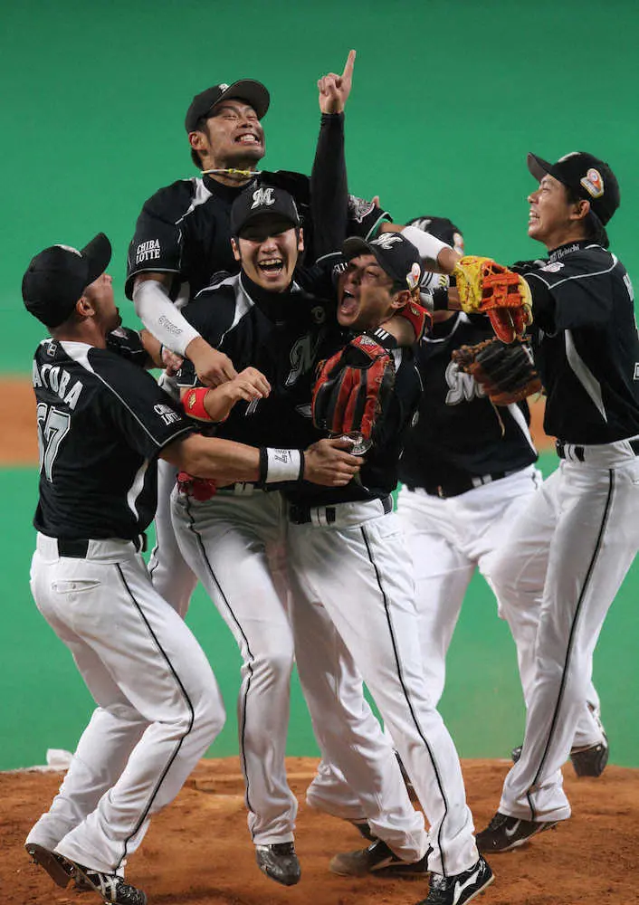 2010年日本シリーズで、5年ぶりの日本一を決めマウンドで抱き合い喜ぶ（左から）ロッテ・今江敏晃内野手、西岡剛内野手、6番手・伊藤義弘投手