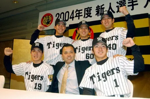 【画像・写真】2003年12月の阪神入団発表会見でガッツポーズをする鳥谷敬内野手（前列右）、岡田彰布監督（同中央）ら