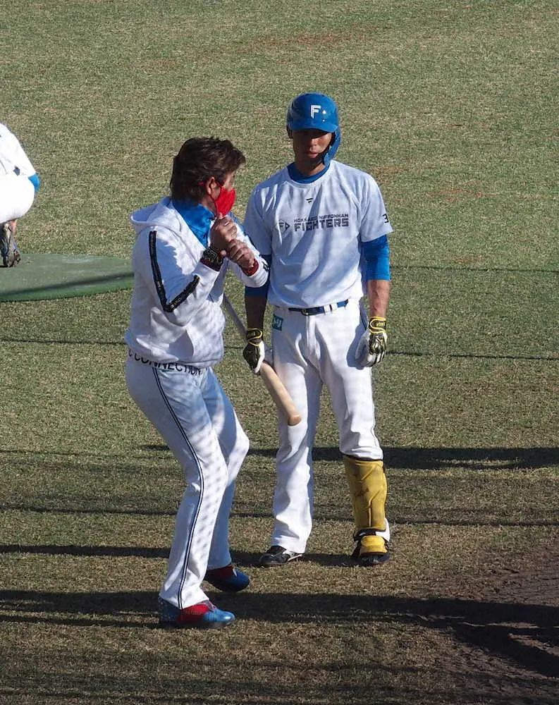 日本ハム新加入の江越　新庄監督付きっきりで1時間特打　「本塁打は罰金」と軽打徹底