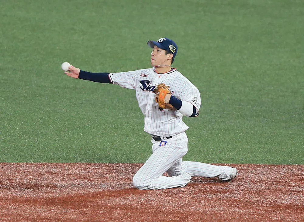 日本シリーズ第2戦の7回、吉田正の打球を好捕し素早く二塁へ送球する山田（撮影・尾崎　有希）