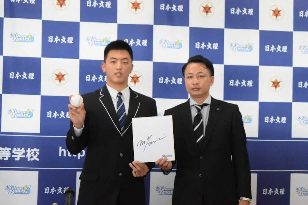 ロッテ吉井監督のサインを手に記念撮影する田中（左）と小林スカウト