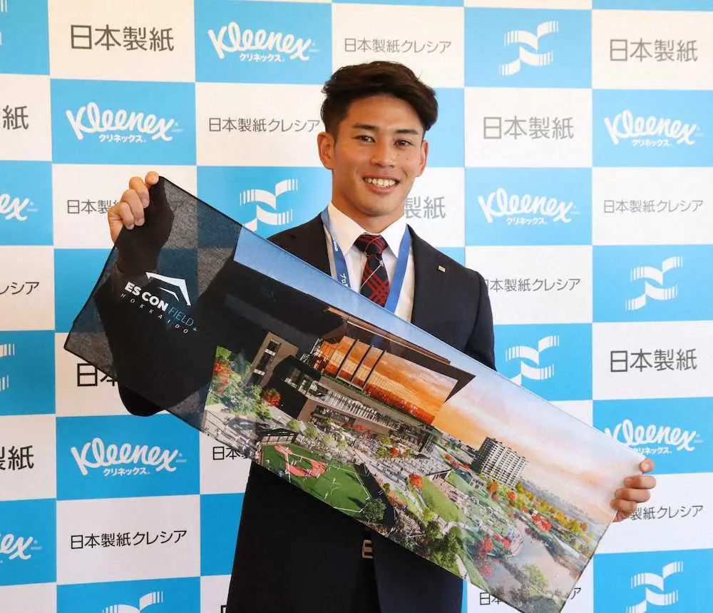 来春開業の新球場が描かれたペナントを持つ日本製紙石巻・宮内