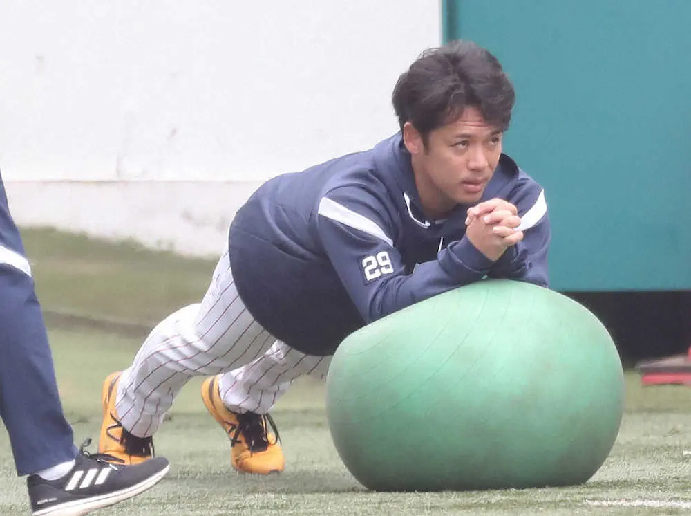 決戦を前にバランスボールを使ってトレーニングする小川（撮影・村上　大輔）